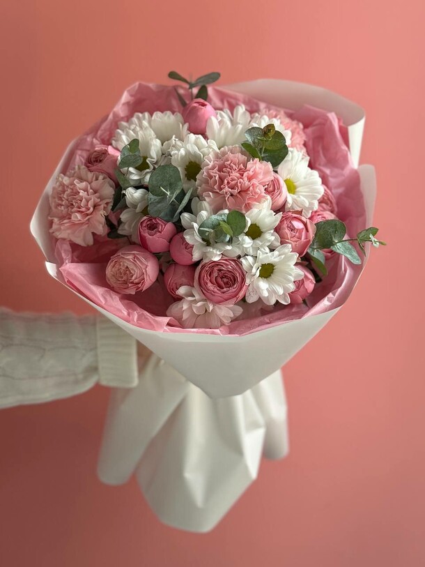 Пионовидные розы с хризантемой, артикул F1338366 - 6500 рублей, доставка по городу. Flawery - доставка цветов