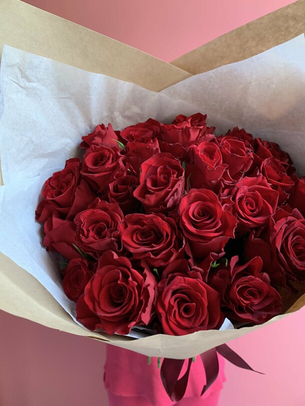 25 красных роз, артикул F1345828 - 4300 рублей, доставка по городу. Flawery - доставка цветов