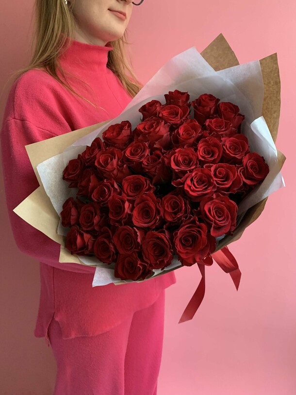 35 красных роз, артикул F1346486 - 5900 рублей, доставка по городу. Flawery - доставка цветов