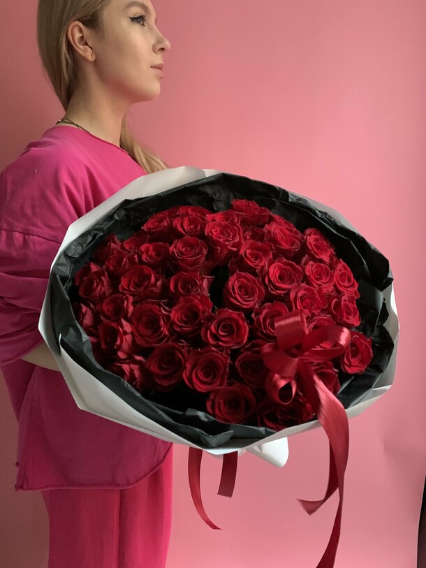 51 красная роз, артикул F1346514 - 8400 рублей, доставка по городу. Flawery - доставка цветов