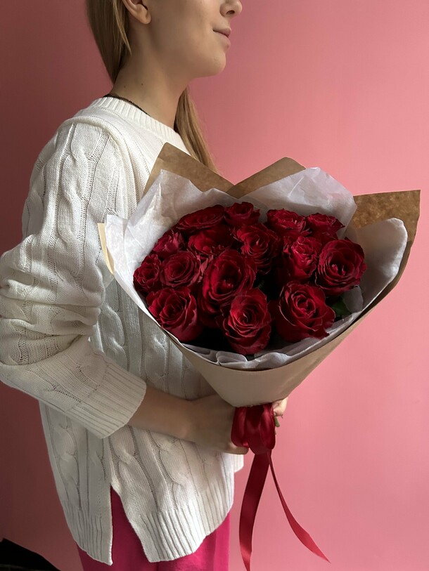 15 красных роз, артикул F1346523 - 3300 рублей, доставка по городу. Flawery - доставка цветов