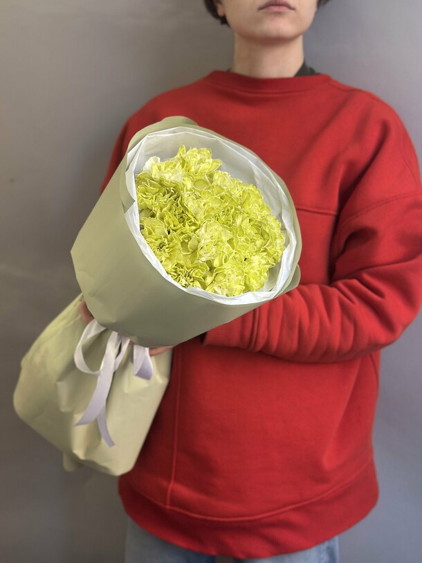 Букет с фисташковыми гвоздиками, артикул F1402968 - 2500 рублей, доставка по городу. Flawery - доставка цветов