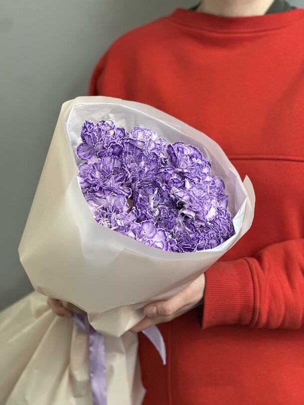 Букет фиолетовых гвоздик, артикул F1402975 - 2500 рублей, доставка по городу. Flawery - доставка цветов