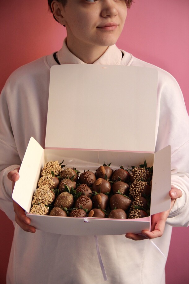 Клубника в шоколаде 24шт, артикул F1420267 - 6200 рублей, доставка по городу. Flawery - доставка цветов