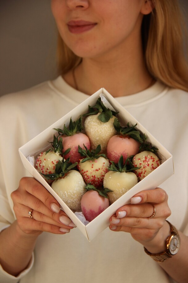 Клубника в шоколаде 9 шт, артикул F1420316 - 2100 рублей, доставка по городу. Flawery - доставка цветов