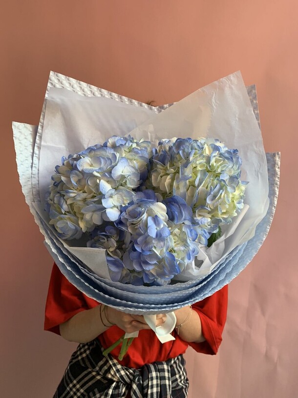 Букет из голубых горитензий, артикул F1433106 - 3500 рублей, доставка по городу. Flawery - доставка цветов