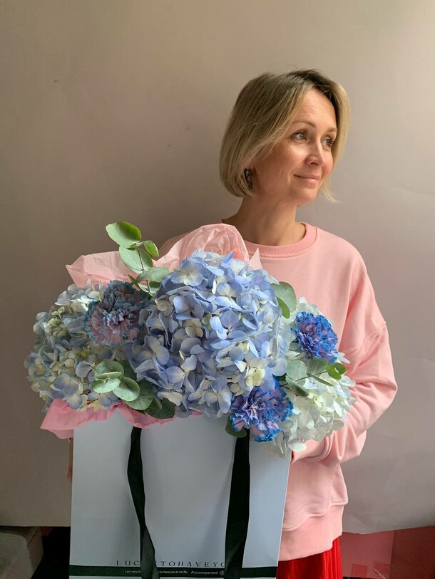 Сумка с гортензией и гвоздикой, артикул F1433224 - 4700 рублей, доставка по городу. Flawery - доставка цветов