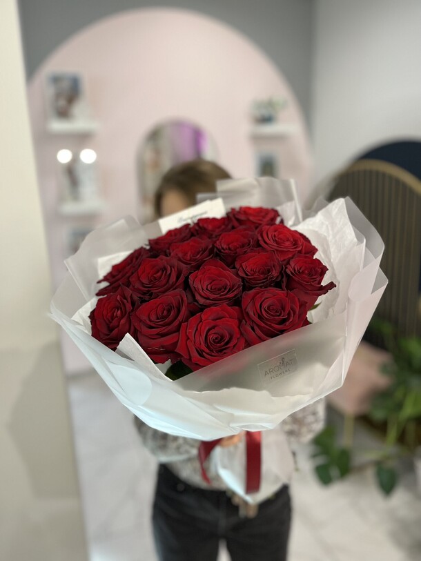 Букет красных роз, артикул F1230201 - 6490 рублей, доставка по городу. Flawery - доставка цветов