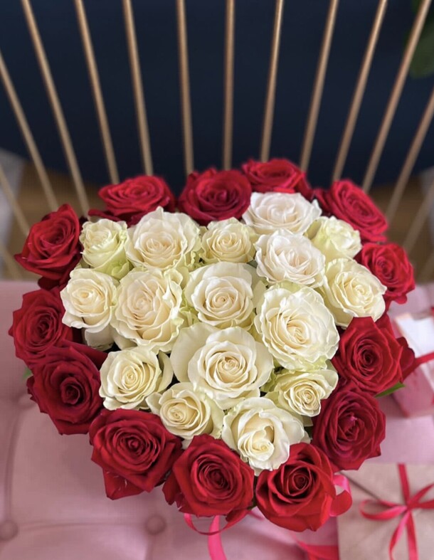 Композиция в форме сердца с розами, артикул F1232369 - 16390 рублей, доставка по городу. Flawery - доставка цветов