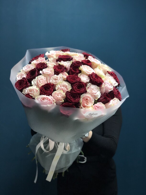 Букет из 51 розы, артикул F1233744 - 24090 рублей, доставка по городу. Flawery - доставка цветов
