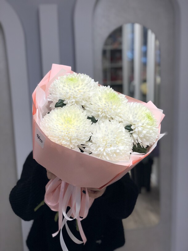 Букет из хризантем, артикул F1235095 - 4510 рублей, доставка по городу. Flawery - доставка цветов