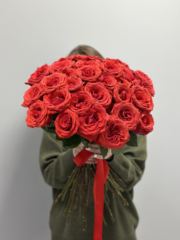 Букет из алых роз, артикул F1241114 - 14300 рублей, доставка по городу. Flawery - доставка цветов