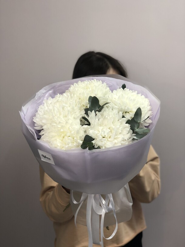 Букет из хризантем с эвкалиптом, артикул F1257548 - 5500 рублей, доставка по городу. Flawery - доставка цветов