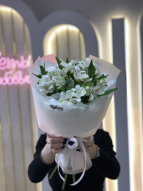 Букет с альстромериями, артикул F1278048 - 2971 рублей, доставка по городу. Flawery - доставка цветов