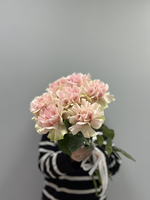 Букет из ажурных роз, артикул F1279229 - 5800 рублей, доставка по городу. Flawery - доставка цветов