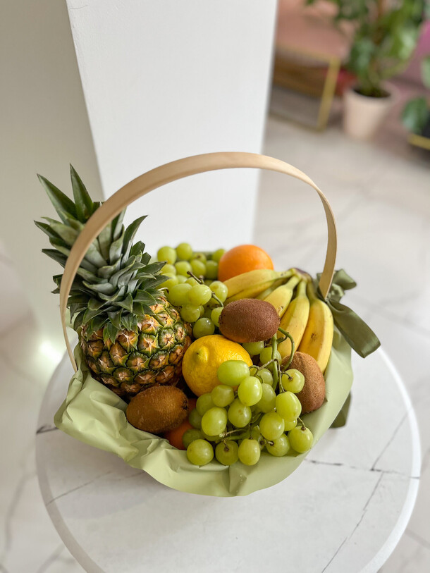 Корзина с фруктами, артикул F1280320 - 5900 рублей, доставка по городу. Flawery - доставка цветов