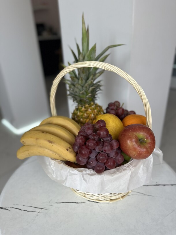 Корзина с фруктами, артикул F1280325 - 5900 рублей, доставка по городу. Flawery - доставка цветов