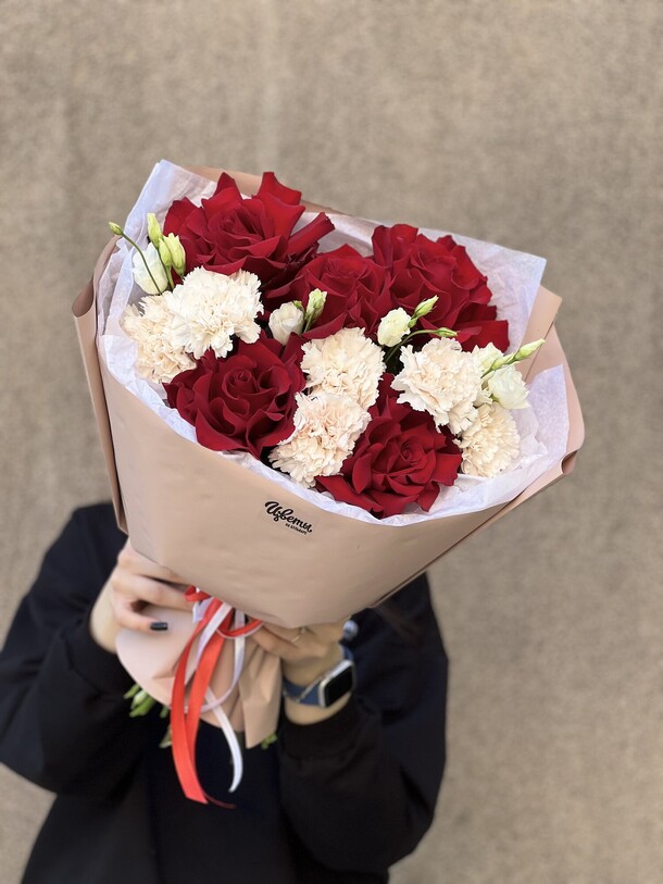 Букет сборный, артикул F1284911 - 8300 рублей, доставка по городу. Flawery - доставка цветов