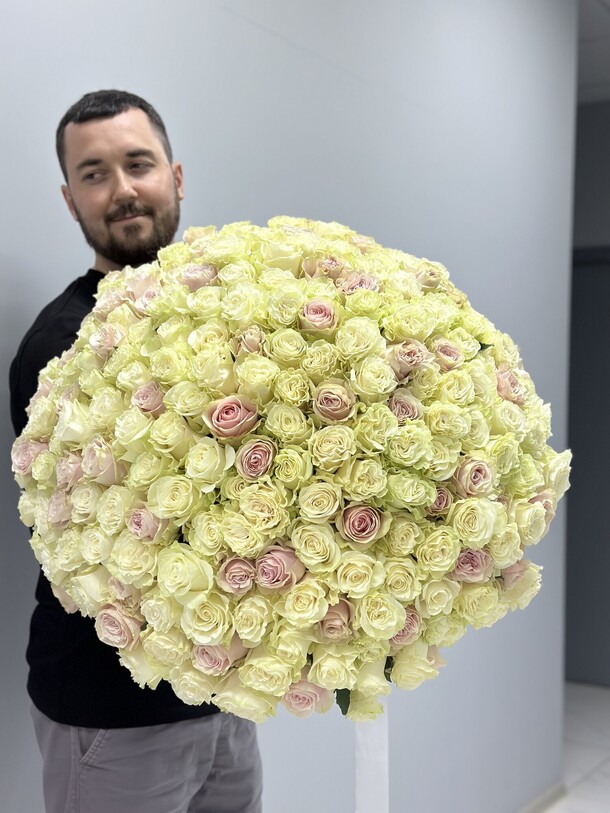 Букет из 201 розы, артикул F1295237 - 110990 рублей, доставка по городу. Flawery - доставка цветов