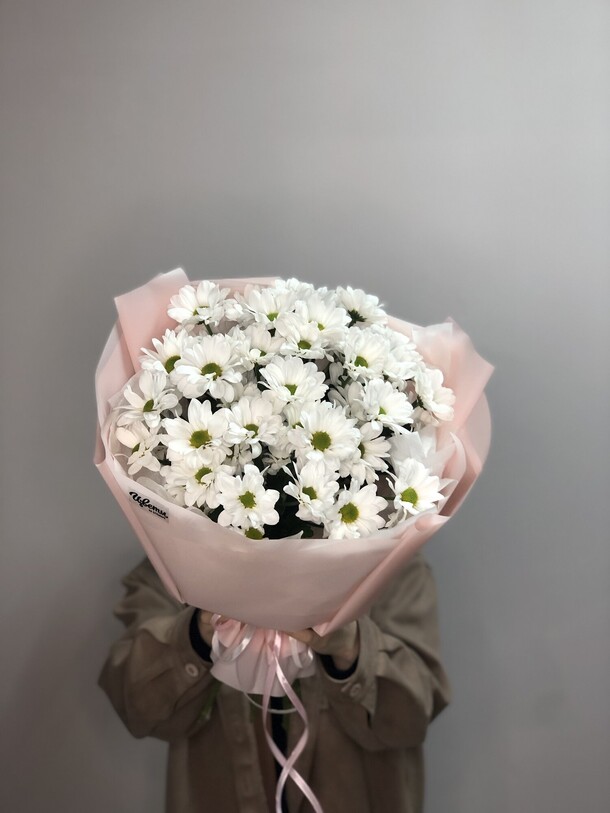 Букет из ромашковидных хризантем, артикул F1338505 - 6100 рублей, доставка по городу. Flawery - доставка цветов