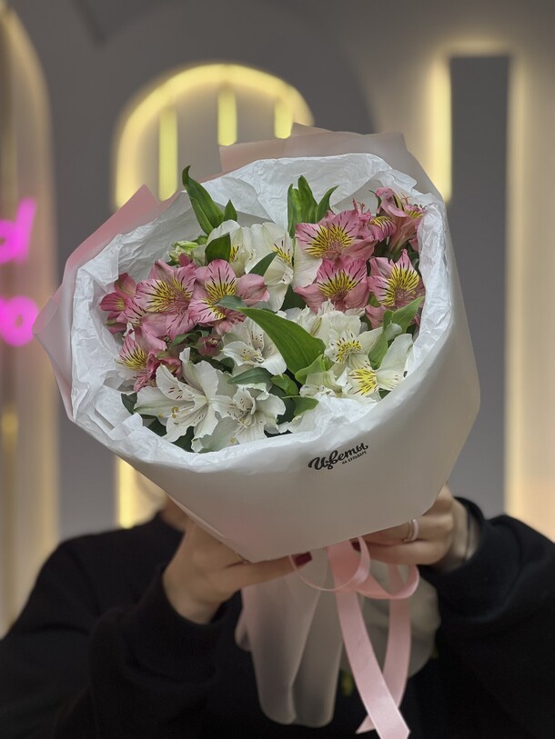 Букет из альстромерий, артикул F1338521 - 2971 рублей, доставка по городу. Flawery - доставка цветов