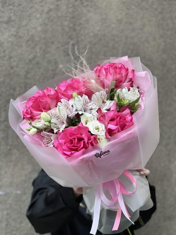 Букет из ажурных роз, эустомы, стифы и альстромерии, артикул F1339063 - 6600 рублей, доставка по городу. Flawery - доставка цветов