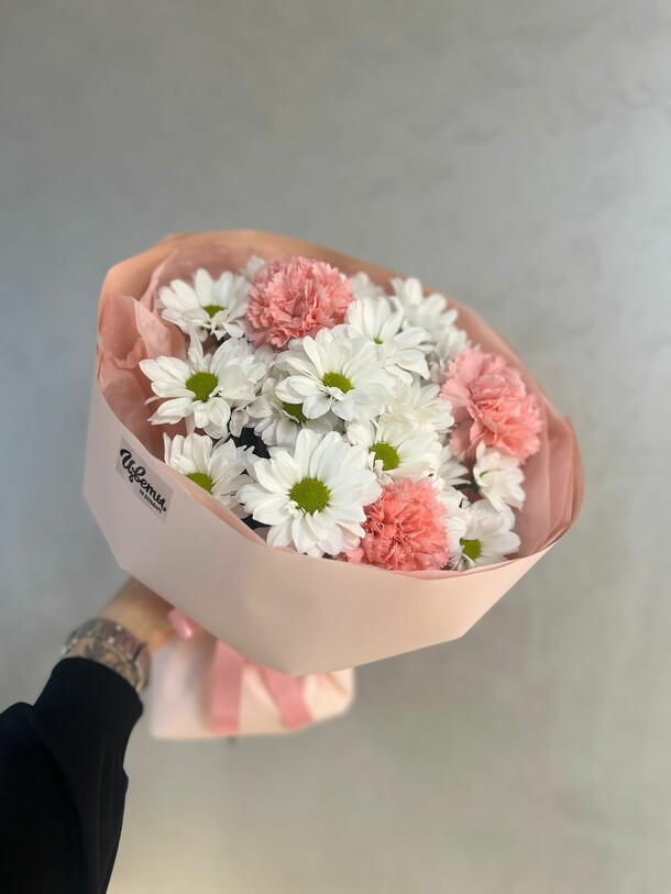 Букет из хризантем и диантусов, артикул F1339089 - 4400 рублей, доставка по городу. Flawery - доставка цветов