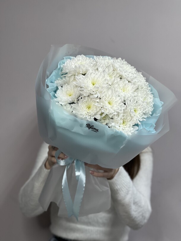 Нежный букет из хризантем, артикул F1356712 - 4700 рублей, доставка по городу. Flawery - доставка цветов