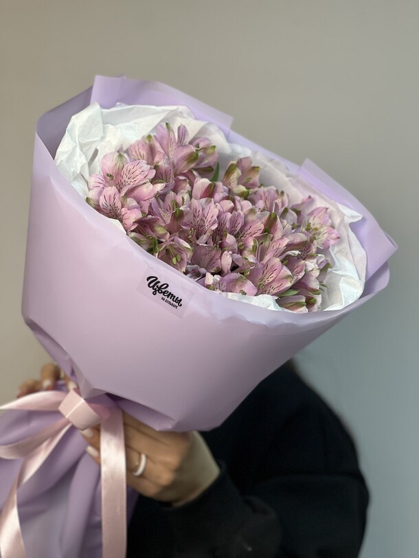 Букет из сиреневых альстромерий, артикул F1356720 - 4895 рублей, доставка по городу. Flawery - доставка цветов