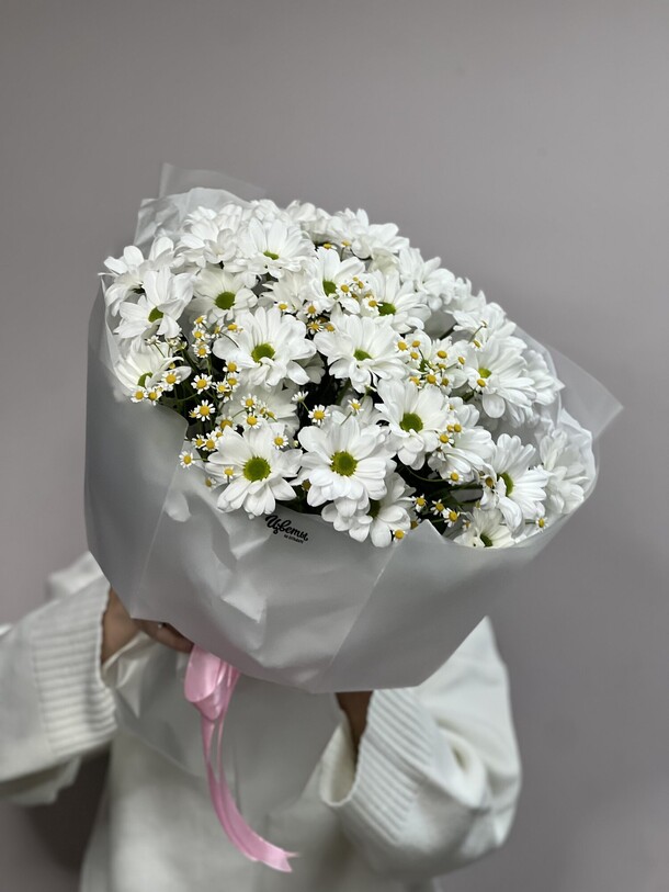 Букет из ромашек, артикул F1360500 - 5600 рублей, доставка по городу. Flawery - доставка цветов