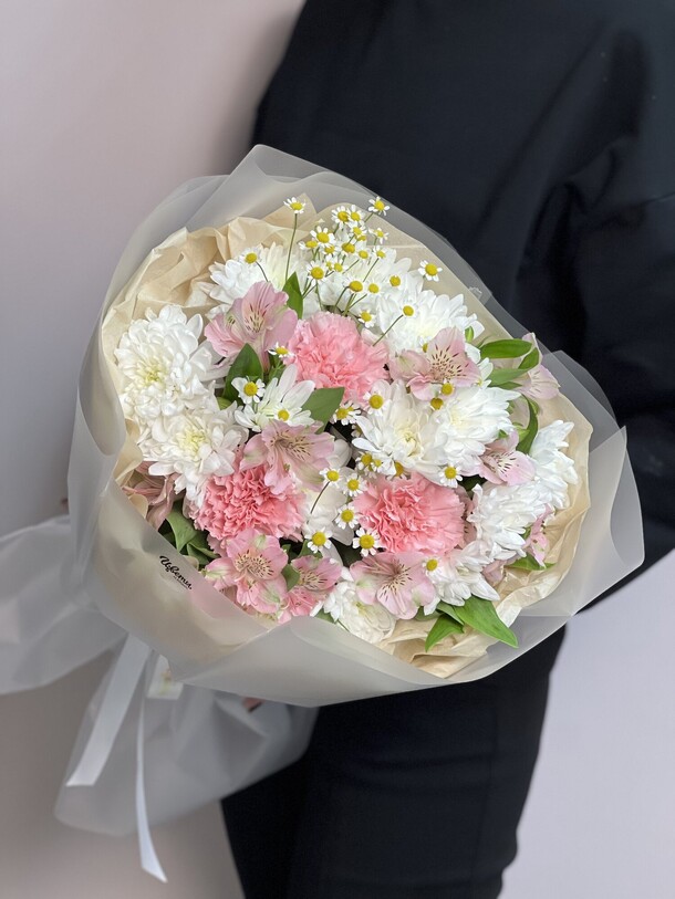 Сборный букет с хризантемами, артикул F1360692 - 6900 рублей, доставка по городу. Flawery - доставка цветов