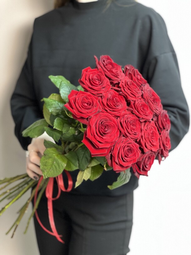 15 красных роз, артикул F1360777 - 6160 рублей, доставка по городу. Flawery - доставка цветов