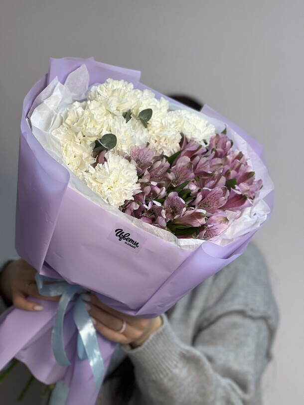 Букет из альстромерий и диантусов, артикул F1361401 - 5500 рублей, доставка по городу. Flawery - доставка цветов