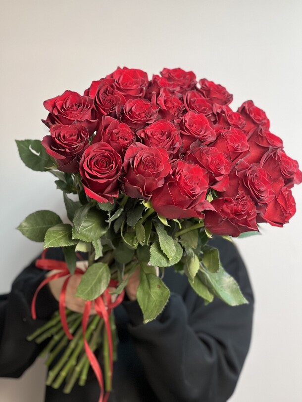 Букет красных роз, артикул F1361463 - 11660 рублей, доставка по городу. Flawery - доставка цветов