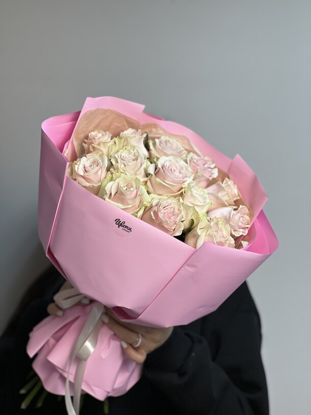 Букет из 13 роз, артикул F1361917 - 7700 рублей, доставка по городу. Flawery - доставка цветов