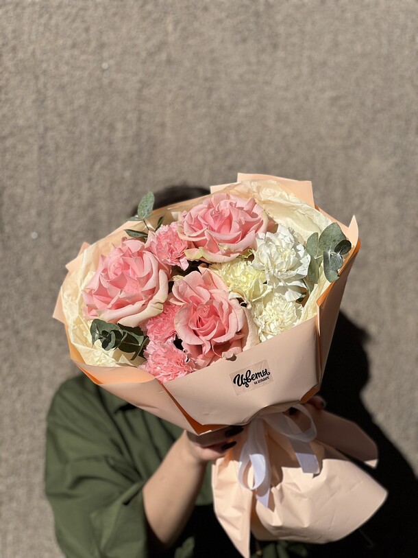 Букет из ажурных роз и диантусов, артикул F1362425 - 5500 рублей, доставка по городу. Flawery - доставка цветов