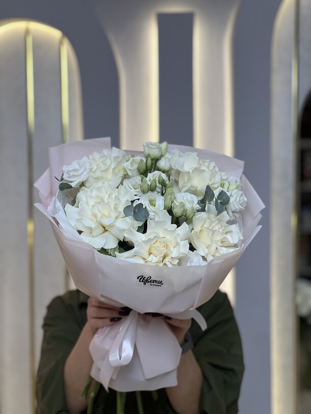 Букет из ажурных роз и эустомы, артикул F1362475 - 6600 рублей, доставка по городу. Flawery - доставка цветов