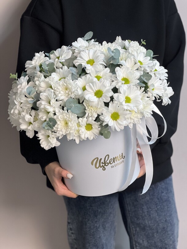 Коробка из хризантем и эвкалипта, артикул F1362500 - 12000 рублей, доставка по городу. Flawery - доставка цветов