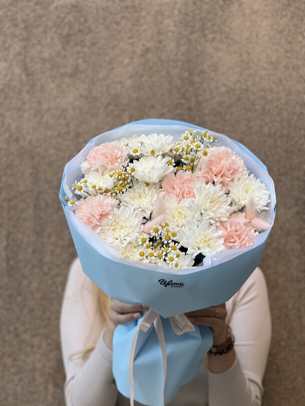 Букет из хризантем и диантусов, артикул F1362610 - 5990 рублей, доставка по городу. Flawery - доставка цветов