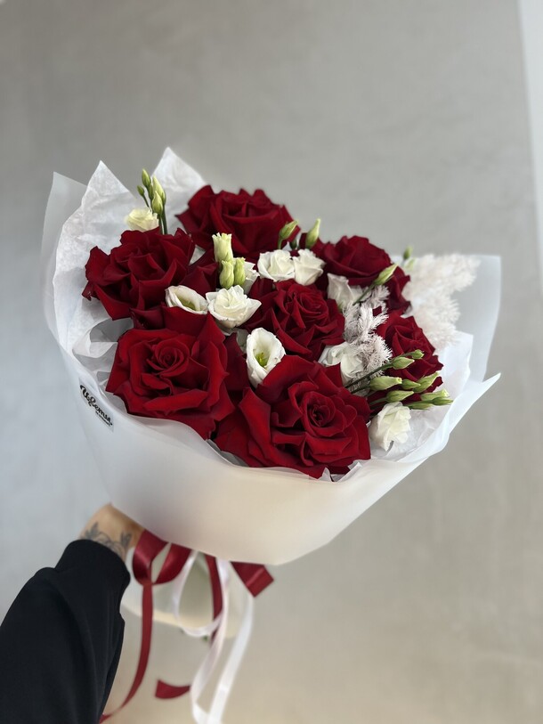 Букет из ажурных роз и эустом, артикул F1362614 - 9600 рублей, доставка по городу. Flawery - доставка цветов