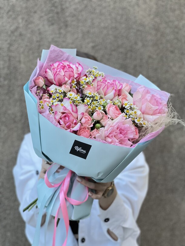 Букет из ажурных роз, артикул F1362617 - 6400 рублей, доставка по городу. Flawery - доставка цветов