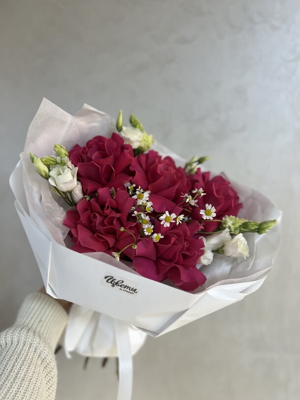 Букет из ажурных роз и эустом, артикул F1362631 - 6100 рублей, доставка по городу. Flawery - доставка цветов
