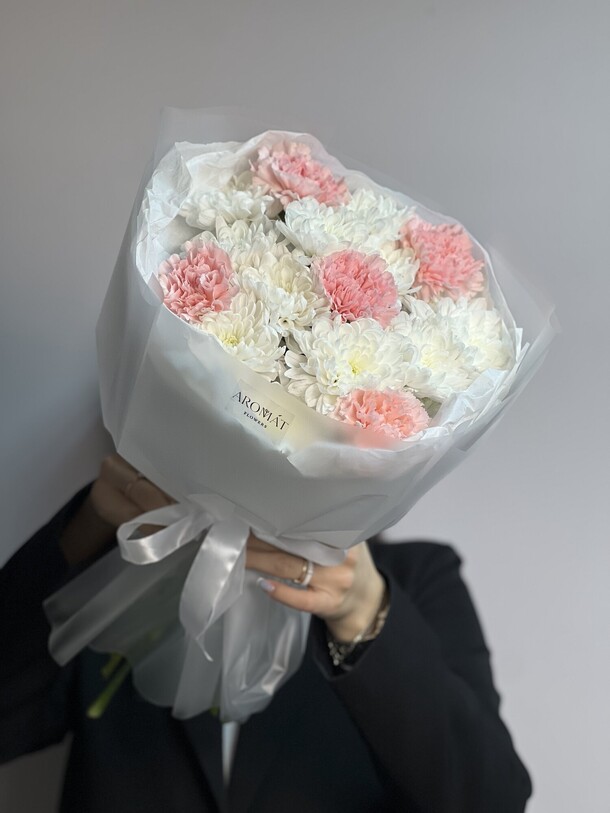 Букет из хризантем и диантусов, артикул F1367372 - 4990 рублей, доставка по городу. Flawery - доставка цветов