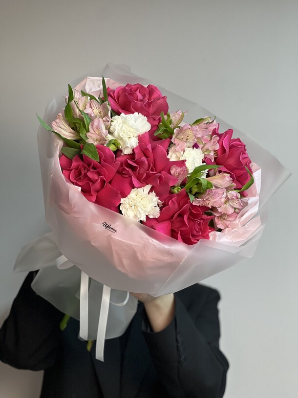 Сборный букет с ажурными розами, артикул F1399069 - 7800 рублей, доставка по городу. Flawery - доставка цветов