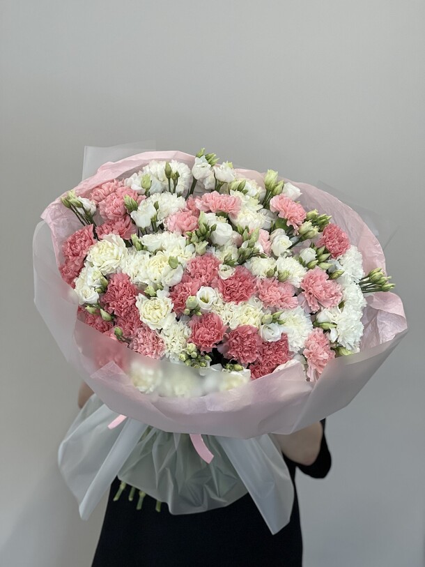 Букет из 51 диантуса с эустомой, артикул F1401625 - 23500 рублей, доставка по городу. Flawery - доставка цветов