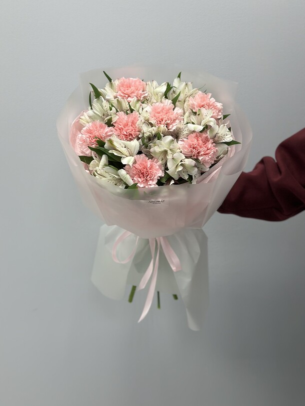 Букет белых альстромерий с розовыми диантусами, артикул F1405320 - 5500 рублей, доставка по городу. Flawery - доставка цветов