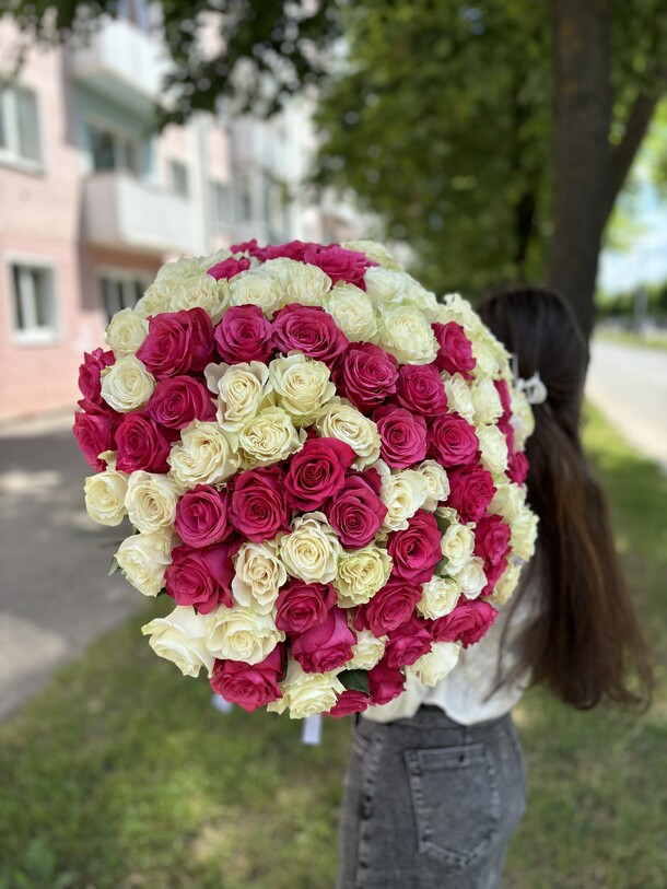 101 роза микс белых и розовых, артикул F1407279 - 46200 рублей, доставка по городу. Flawery - доставка цветов