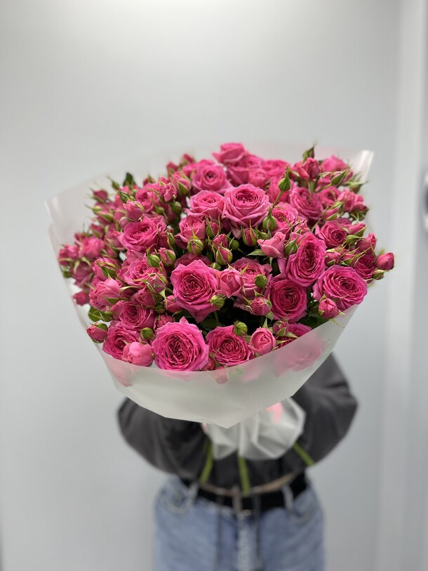 Букет из 7 ярких кустовых роз, артикул F1410001 - 6500 рублей, доставка по городу. Flawery - доставка цветов