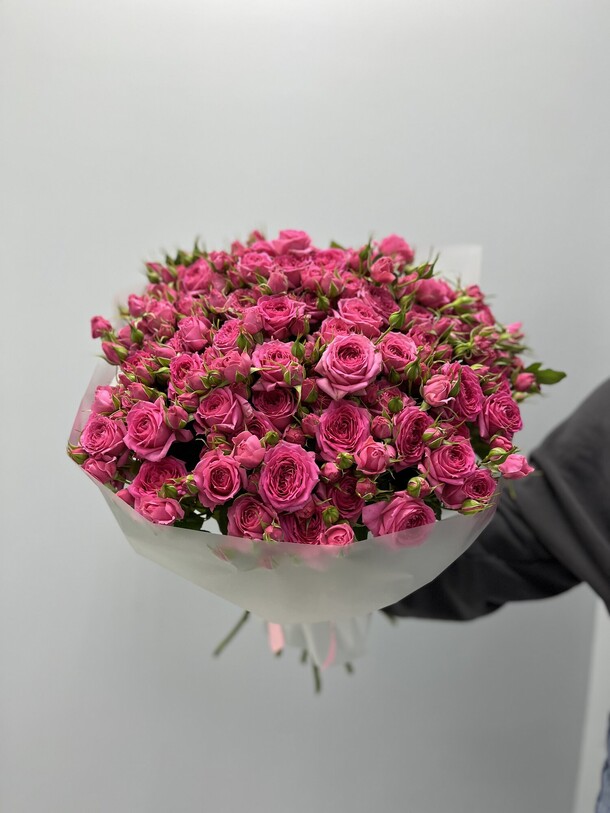 Букет из 11 ярких кустовых роз, артикул F1410003 - 9950 рублей, доставка по городу. Flawery - доставка цветов