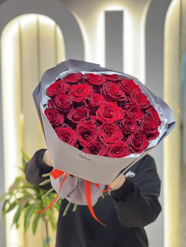 Букет из 25 роз, артикул F1418058 - 11990 рублей, доставка по городу. Flawery - доставка цветов